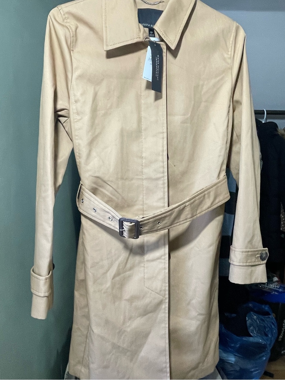 Banana Republic water resistant women’s trench coat in tan, size small, NWT